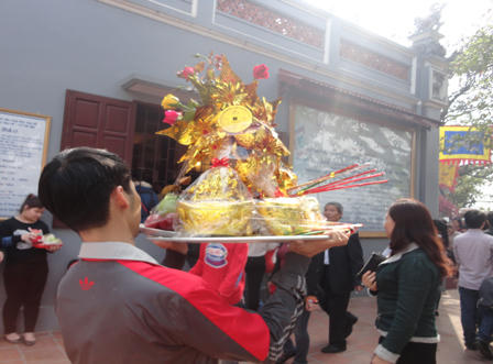 “Dân công sở” chen chúc cầu may ở Phủ Tây Hồ